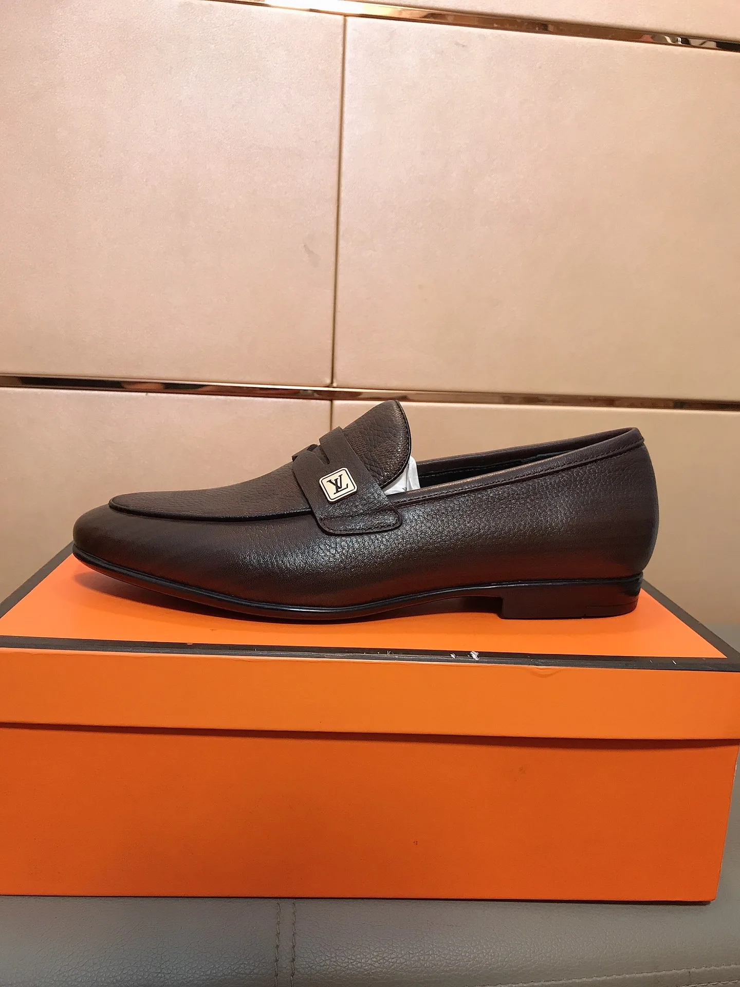 Hochwertige Louis Vuitton Lederschuhe werden von ihrer Eleganz und raffinierter Eleganz begeistert sein