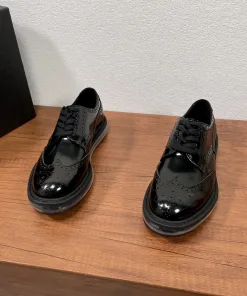 Hochwertige Prada DerbySchuhe Lederschuhe Freizeitschuhe aus Leder Artikelnummer Prada Originale Obermaterial besteht