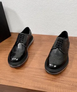 Hochwertige Prada DerbySchuhe Lederschuhe Freizeitschuhe aus Leder Artikelnummer Prada Originale Obermaterial besteht
