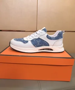 Hochwertige Louis Vuitton Sport- und Freizeitschuhe. Sportliche Freizeitschuhe. Obermaterial besteht aus importiertem