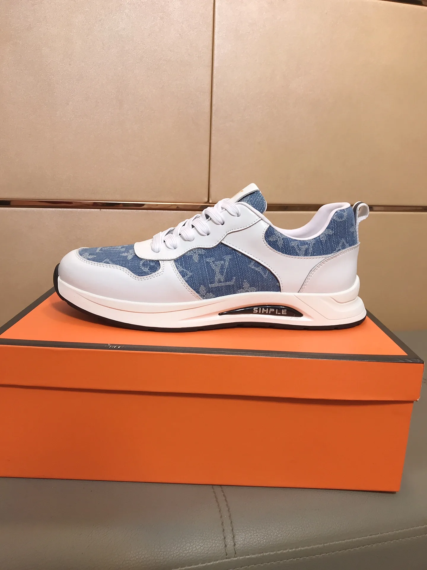 Hochwertige Louis Vuitton Sport- und Freizeitschuhe. Sportliche Freizeitschuhe. Obermaterial besteht aus importiertem