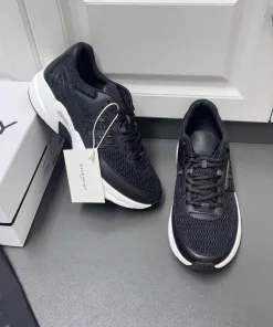 Luxus-Givenchy-Lederschuhe innovativ: Givenchy sind jetzt drei