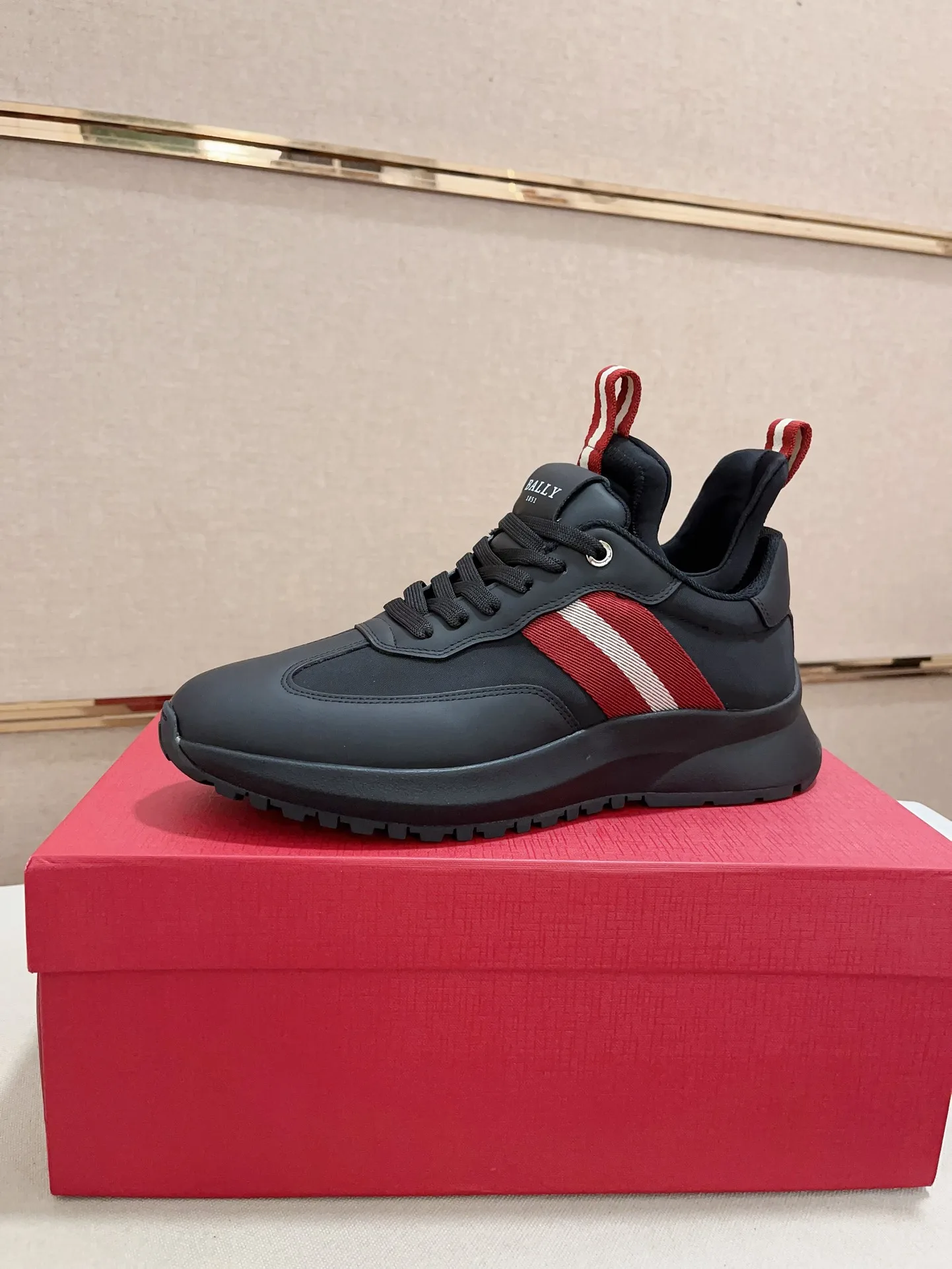 Hochwertige Bally Turnschuhe Diese Sneaker im lässigen Stil kombinieren