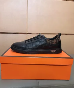 Hochwertige Fendi Freizeitschuhe mit hohem Schaft. Neues jetzt geprägtes Leder atmungsaktivem