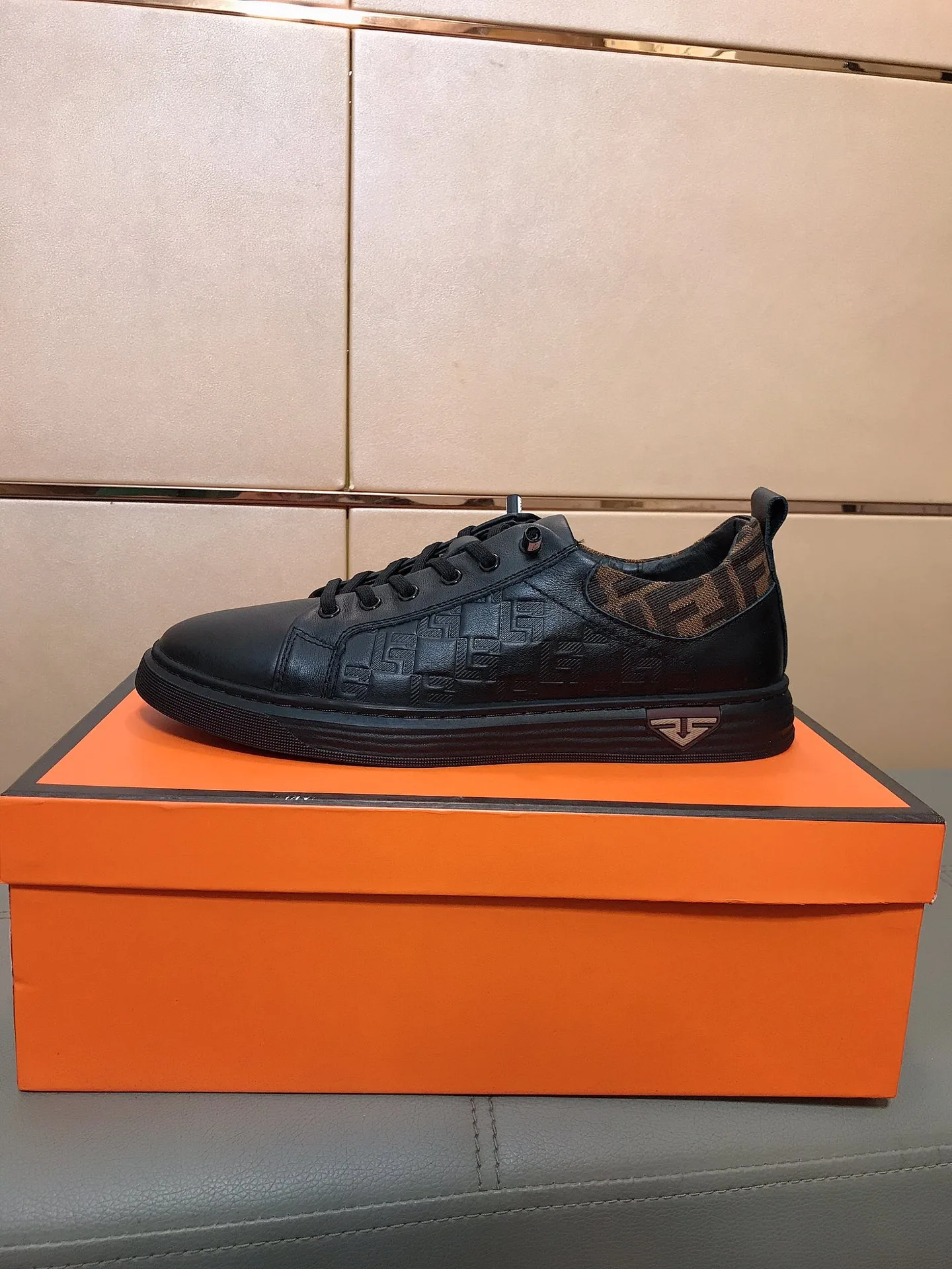 Hochwertige Fendi Freizeitschuhe mit hohem Schaft. Neues jetzt geprägtes Leder atmungsaktivem