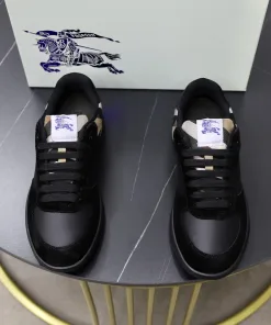 Hochwertige Burberry Turnschuhe mit klassischem feinstem Rindsleder und neuem ausgestattet