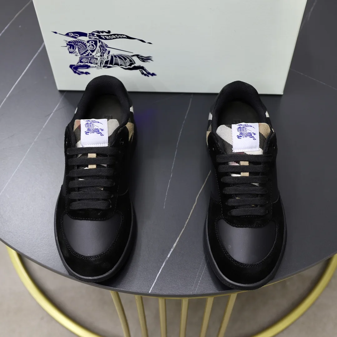 Hochwertige Burberry Turnschuhe mit klassischem feinstem Rindsleder und neuem ausgestattet