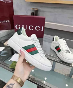 Premium Gucci Weiße Sneaker Echte weiße Eine nahezu perfekte