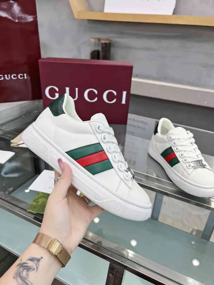 Premium Gucci Weiße Sneaker Echte weiße Eine nahezu perfekte