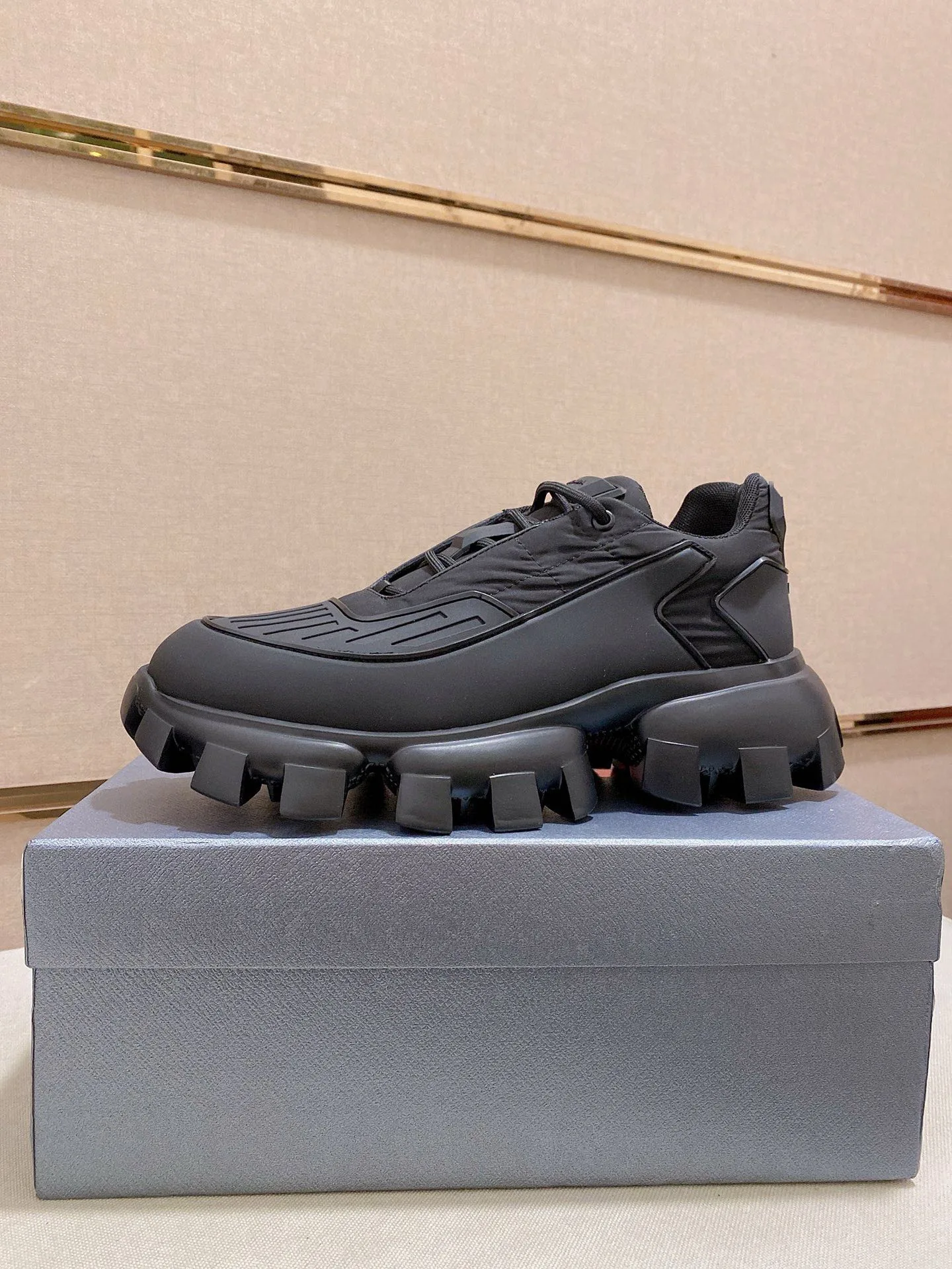 Luxus Prada Lederschuhe gleichzeitig Boutiquen