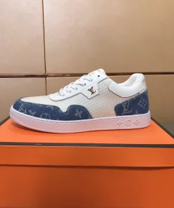 Luxuriöse Louis Vuitton Freizeitschuhe mit hohem Schaft. Koreanisches Obermaterial besteht aus importiertem Rindsleder