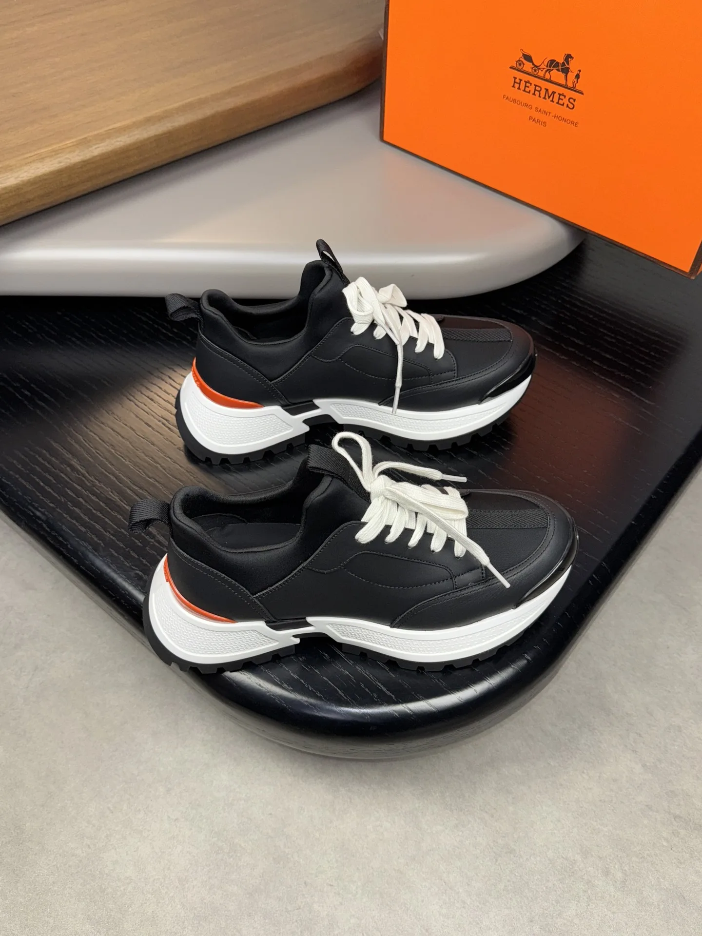 Premium Hermes Turnschuhe Hochwertiges einteiliges Obermaterial Innenfutter elastischem