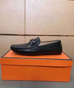 Hochwertiger Versace Loafer Lässiger Loafer aus Obermaterial geprägtem Schweinslederfutter