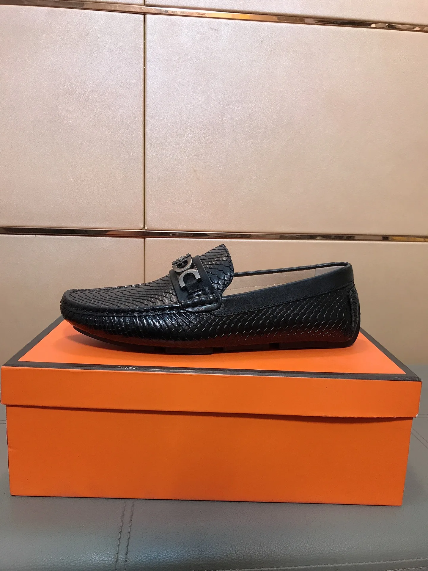 Hochwertiger Versace Loafer Lässiger Loafer aus Obermaterial geprägtem Schweinslederfutter
