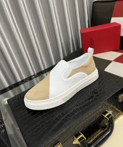 Luxury Valentino Turnschuhe charakteristischer Nietenabsatz macht diese Schuhe