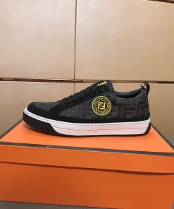 Hochwertige Fendi Freizeitschuhe mit hohem Schaft. Neue sind jetzt