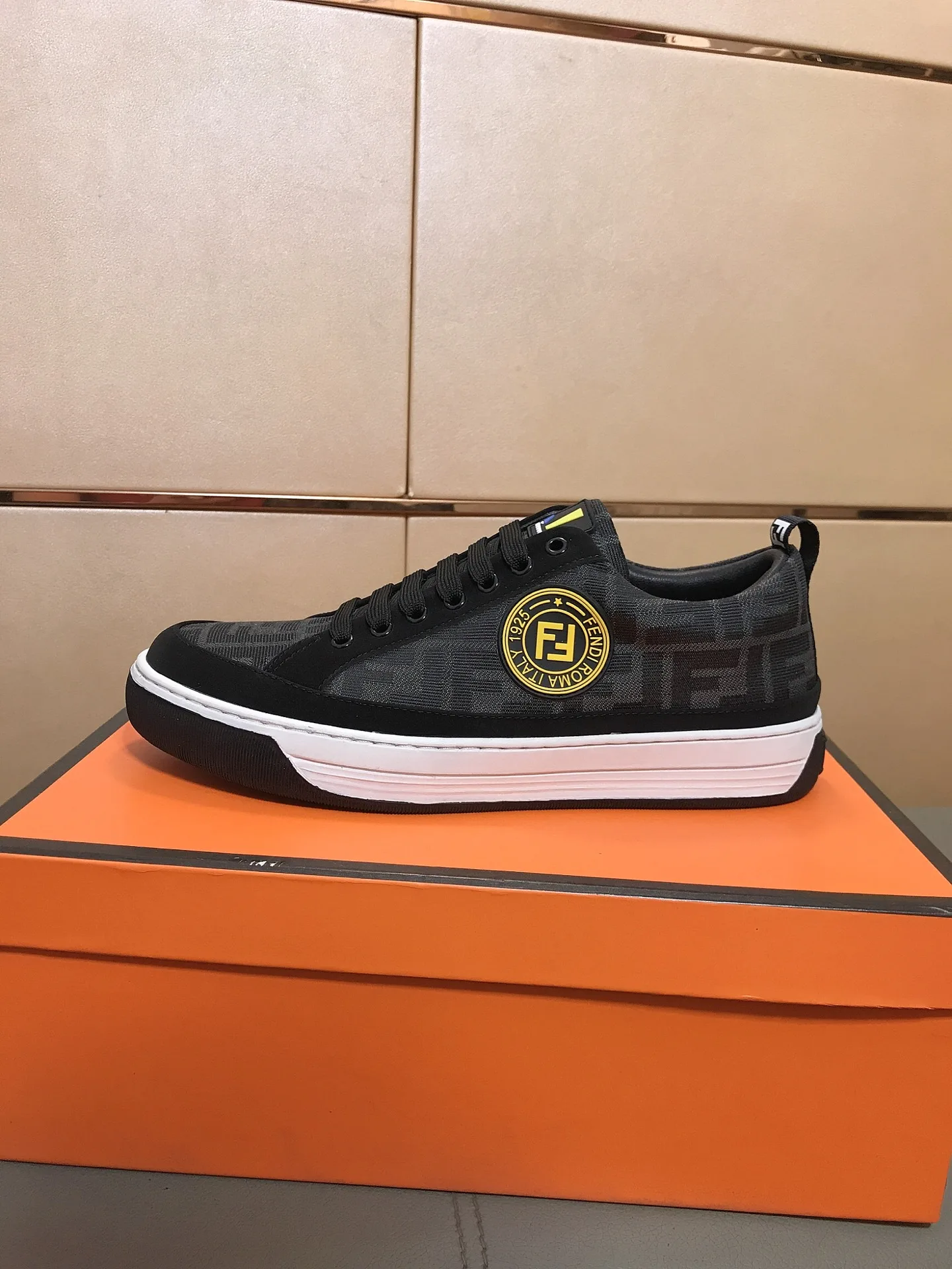 Hochwertige Fendi Freizeitschuhe mit hohem Schaft. Neue sind jetzt