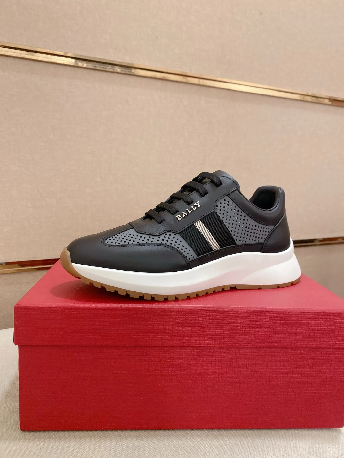 Hochwertige Bally Turnschuhe Diese Sneaker im lässigen Stil kombinieren