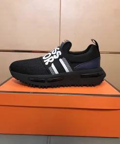 Luxuriöse Dior Turnschuhe mit Gummisohle verleihen diesen modischen Vielseitigkeit