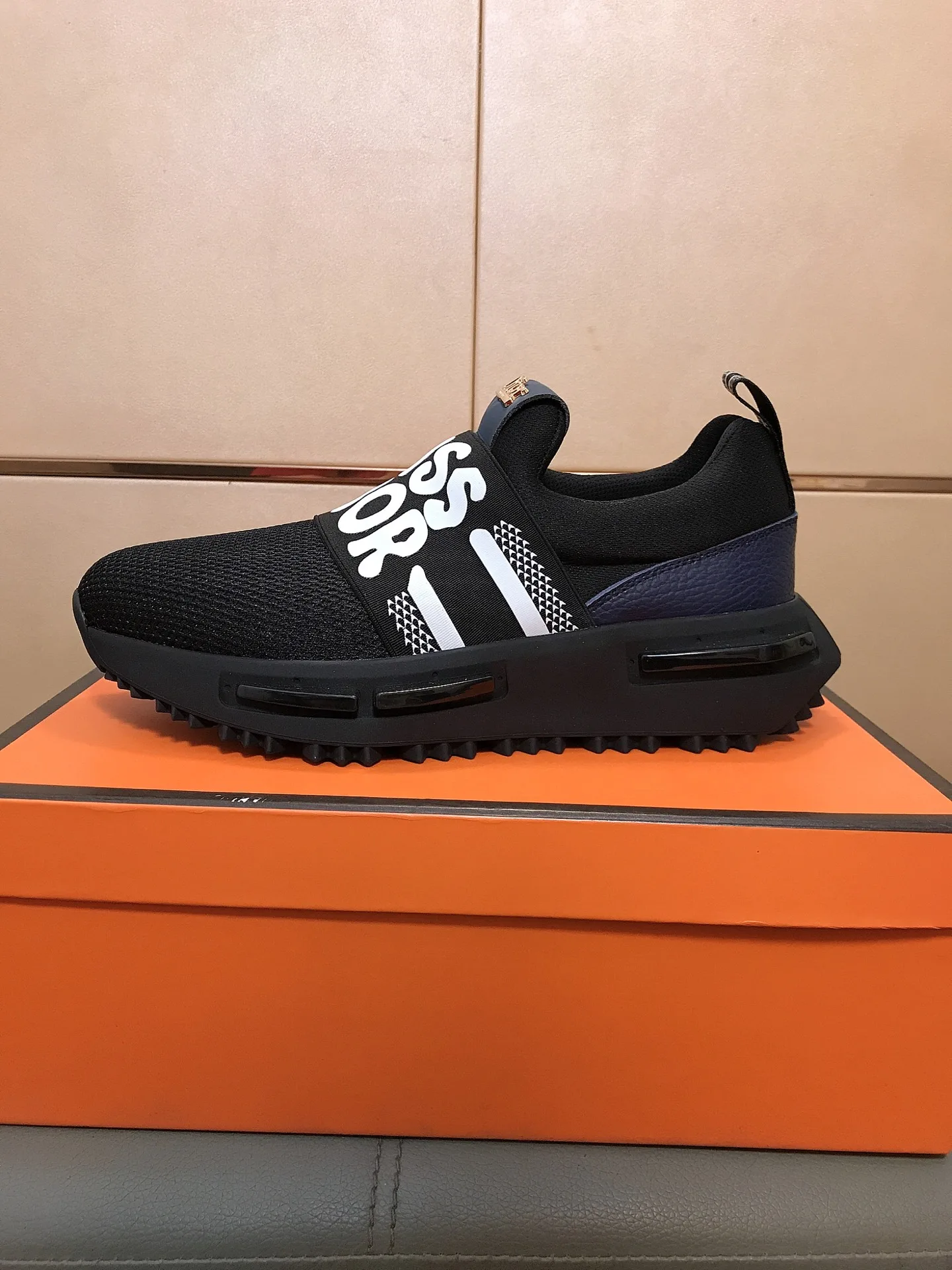 Luxuriöse Dior Turnschuhe mit Gummisohle verleihen diesen modischen Vielseitigkeit