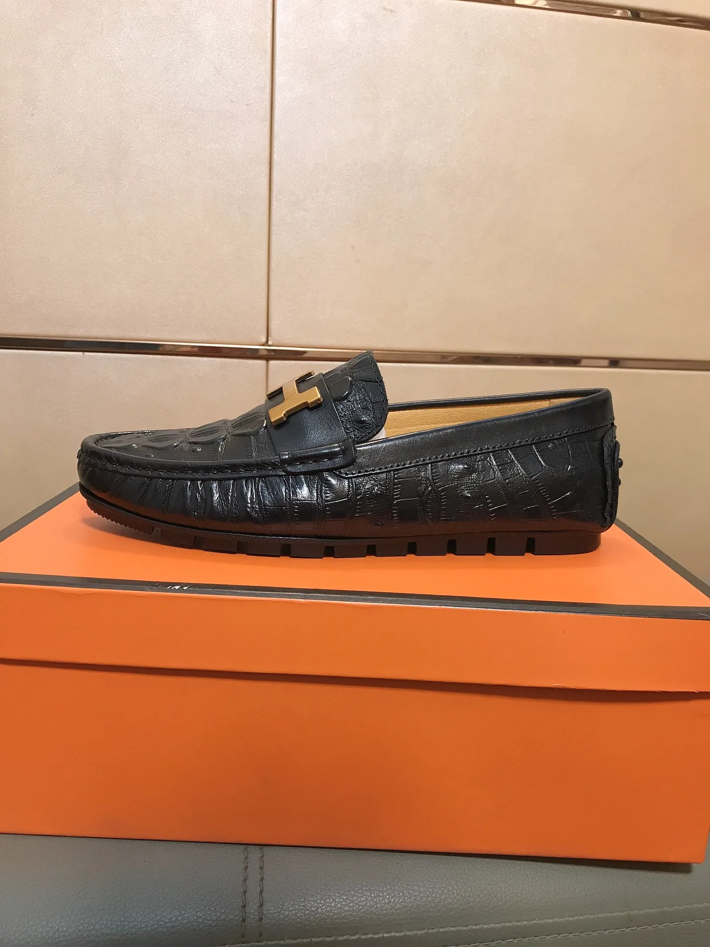 Luxuriöser Hermès-Loafer. Dieser Slipper besteht aus geprägtem italienischem Obermaterial