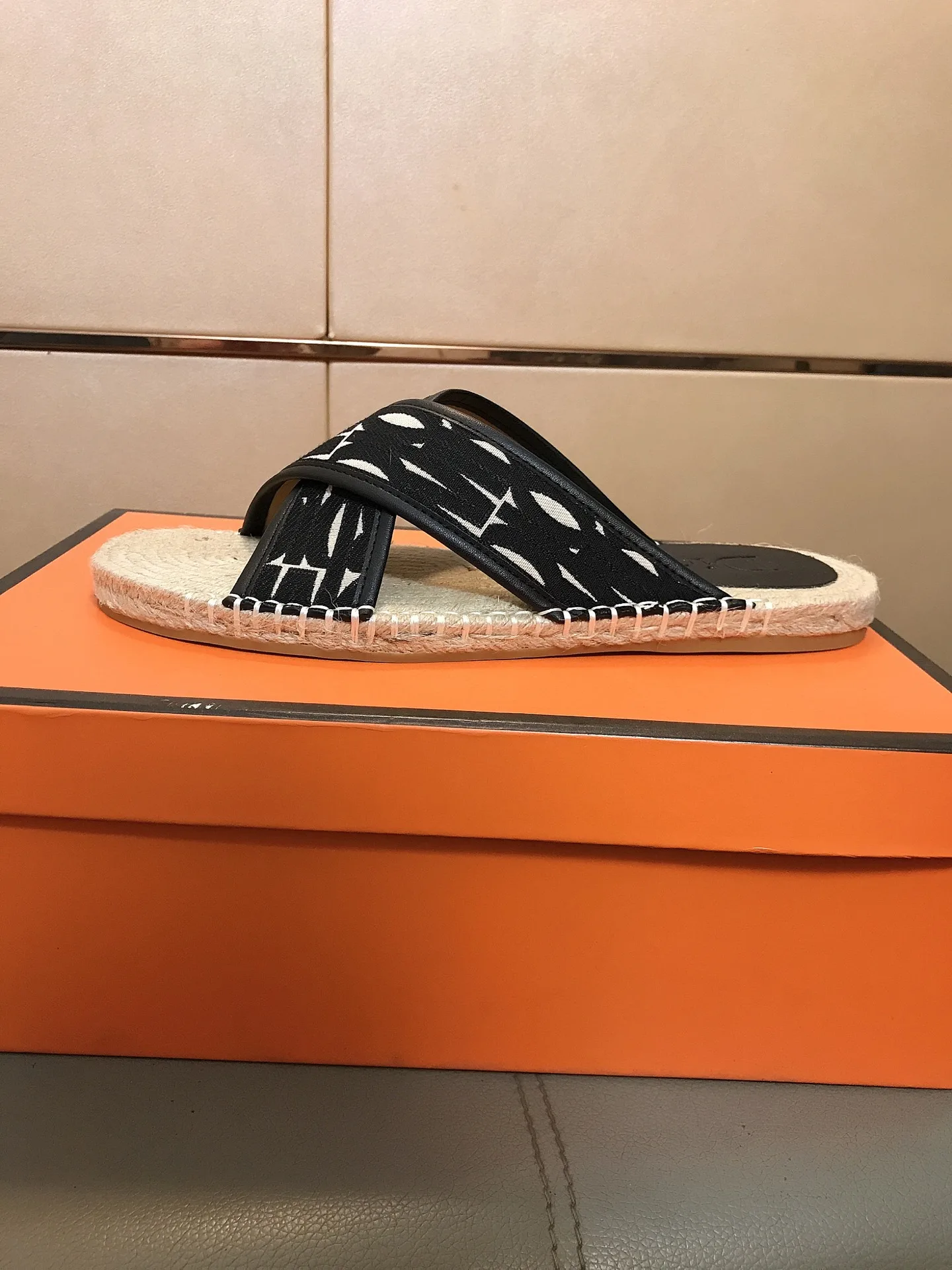 Hochwertige Dior Herrenpantoffeln Hochwertige Dior Herrenpantoffeln elegantes Obermaterial