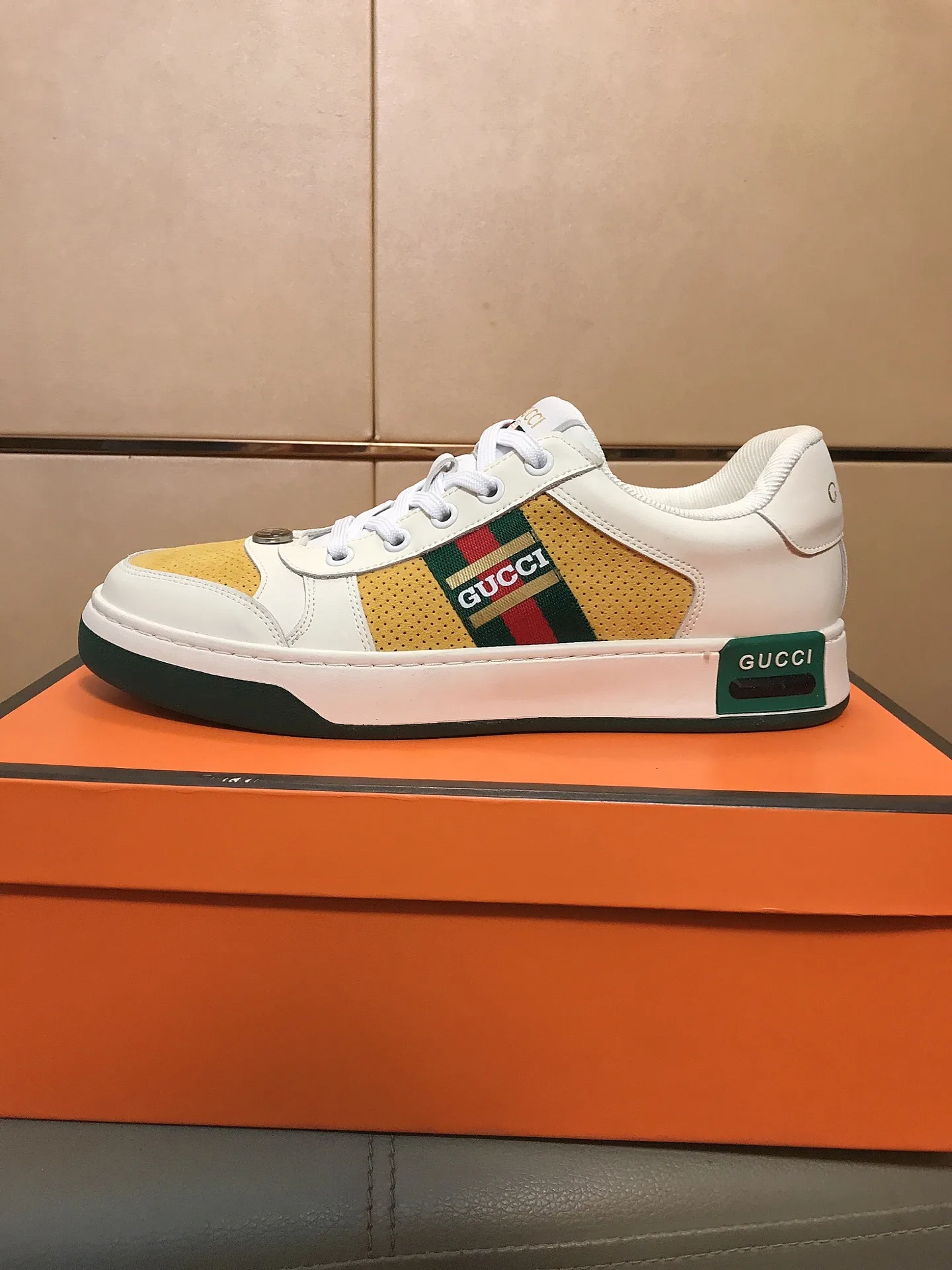 Luxus-Gucci-Lederschuhe. Obermaterial besteht aus italienischem, atmungsaktivem Rindsleder