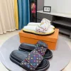 Premium Louis Vuitton Herrenpantoffeln Hausschuhe mit exklusivem geprägtem Logo feiner