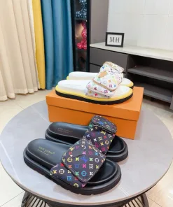 Premium Louis Vuitton Herrenpantoffeln Hausschuhe mit exklusivem geprägtem Logo feiner