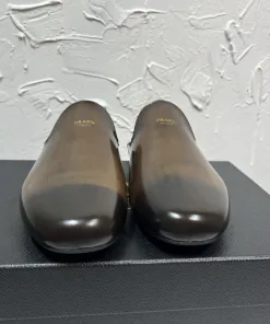 Luxuriöse Prada Lederpantoffeln Shuffle Openwork geformte importierte Randperlen