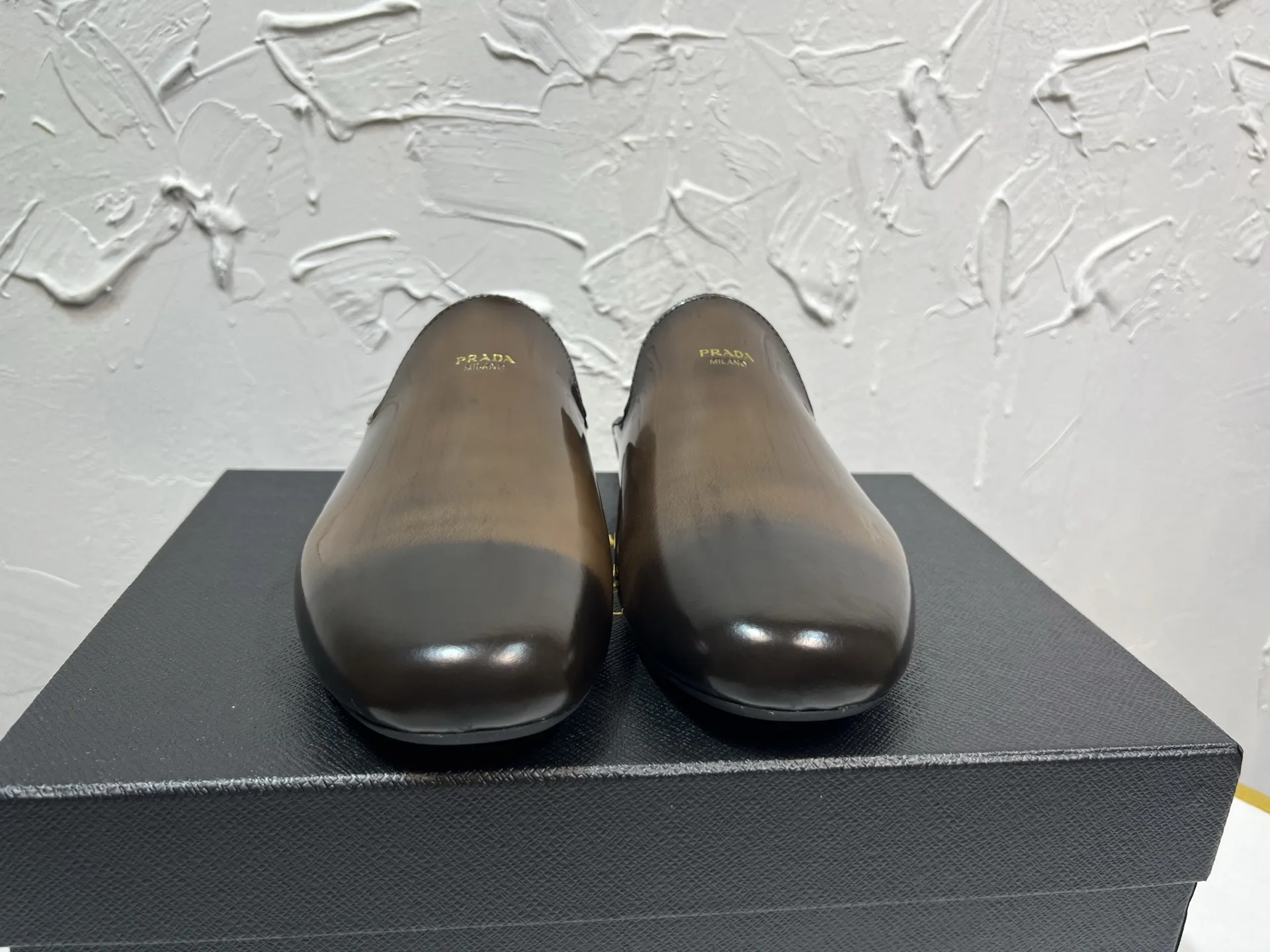 Luxuriöse Prada Lederpantoffeln Shuffle Openwork geformte importierte Randperlen