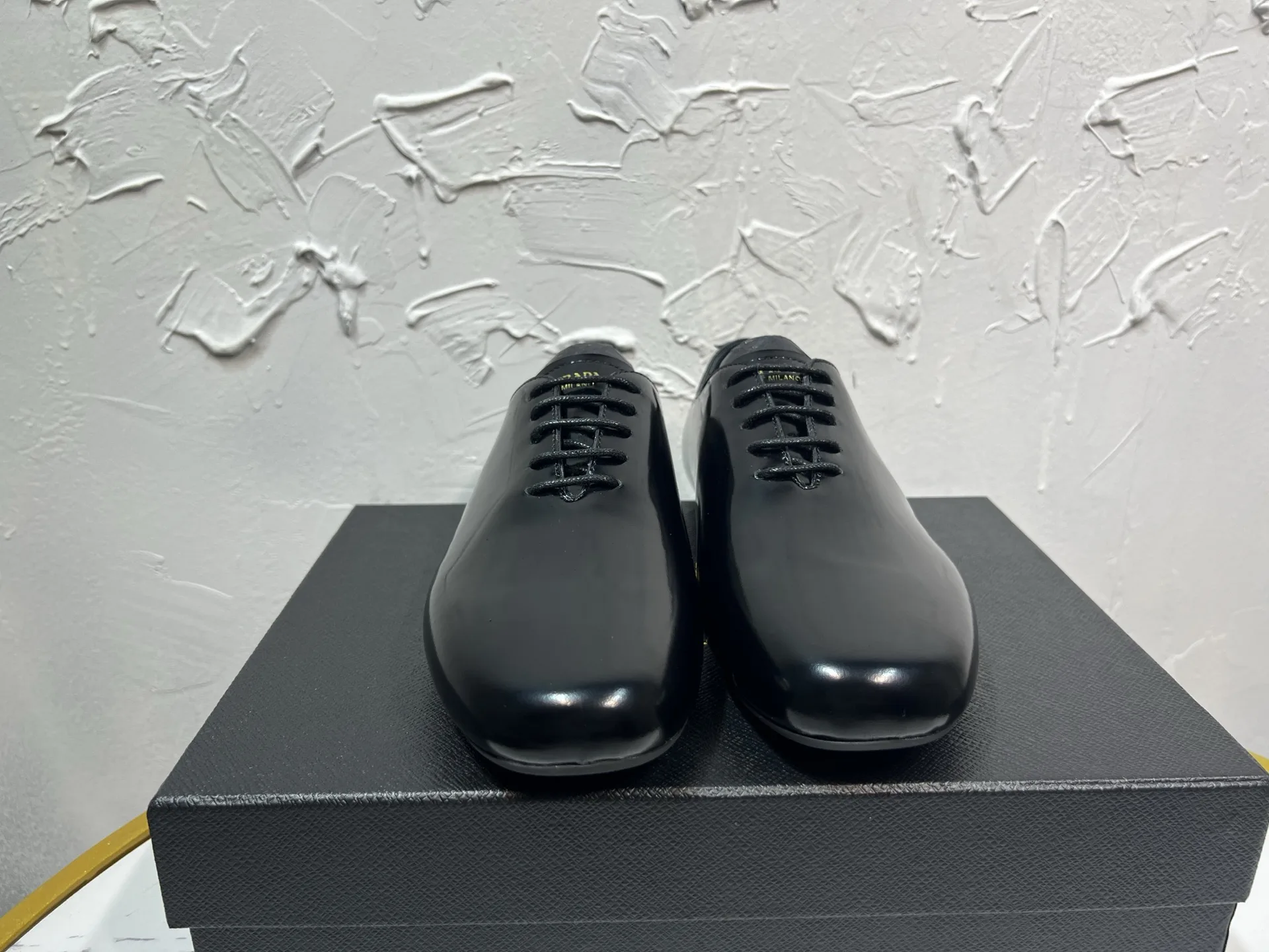 Luxus Prada Lederschuhe Glänzende Schnürschuhe Shuffle Double Buckle