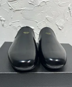 Luxus Prada Lederpantoffeln Shuffle Pantoletten geschlossener Zehenpartie originalgetreue