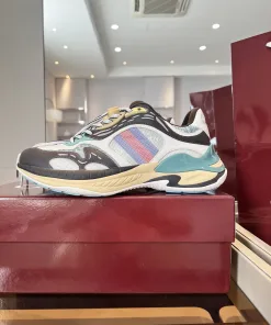 Luxus Gucci Turnschuhe Real Price Ikonische gestreifte Gurtbandelemente