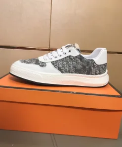 Hochwertige Dior Turnschuhe im Design mit dezent zweifarbiger Gummisohle wertet