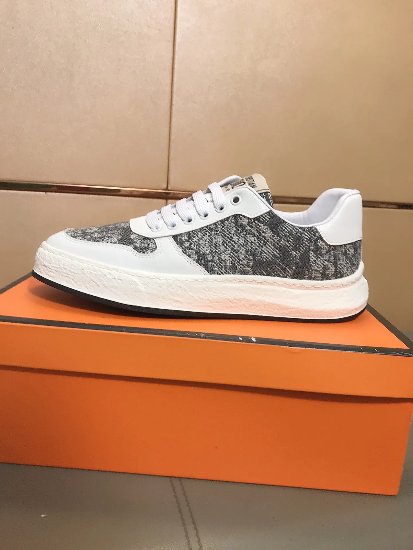 Hochwertige Dior Turnschuhe im Design mit dezent zweifarbiger Gummisohle wertet