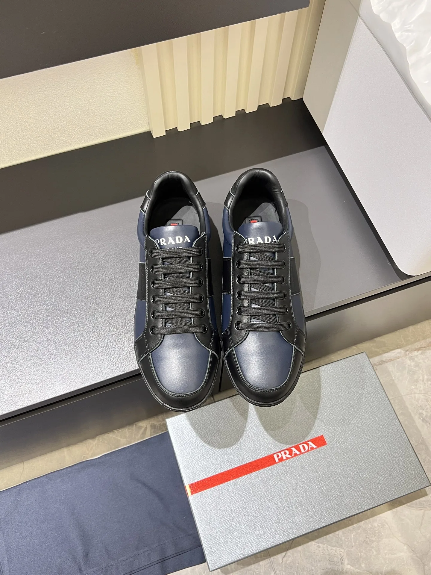 Premium Prada Turnschuhe Diese stylischen vielseitigen Sneaker bestechen