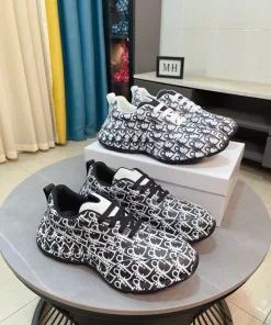 Luxuriöse Dior DadSchuhe kombiniert klobigere Elemente hebt sich