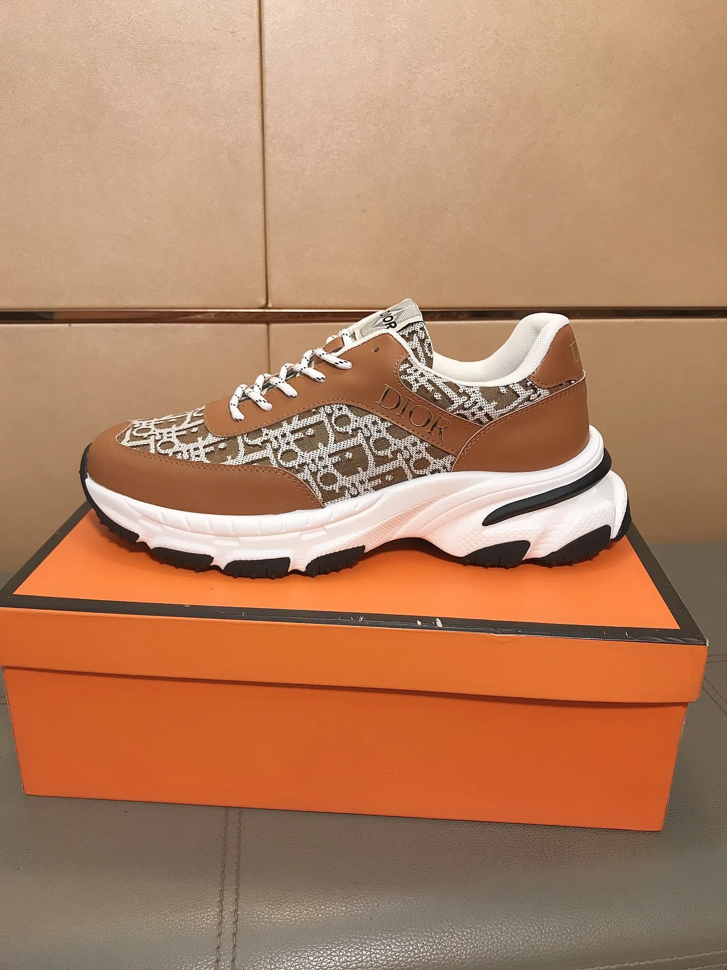 Luxus-Dior-Turnschuhe aus klassischem Obermaterial bestehen aus bedrucktem Material