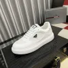 Luxuriöse Prada-Turnschuhe, hochwertig, handgefertigt, aus einem Stück Obermaterial