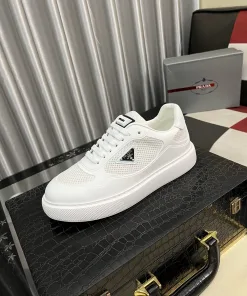 Luxuriöse Prada-Turnschuhe, hochwertig, handgefertigt, aus einem Stück Obermaterial