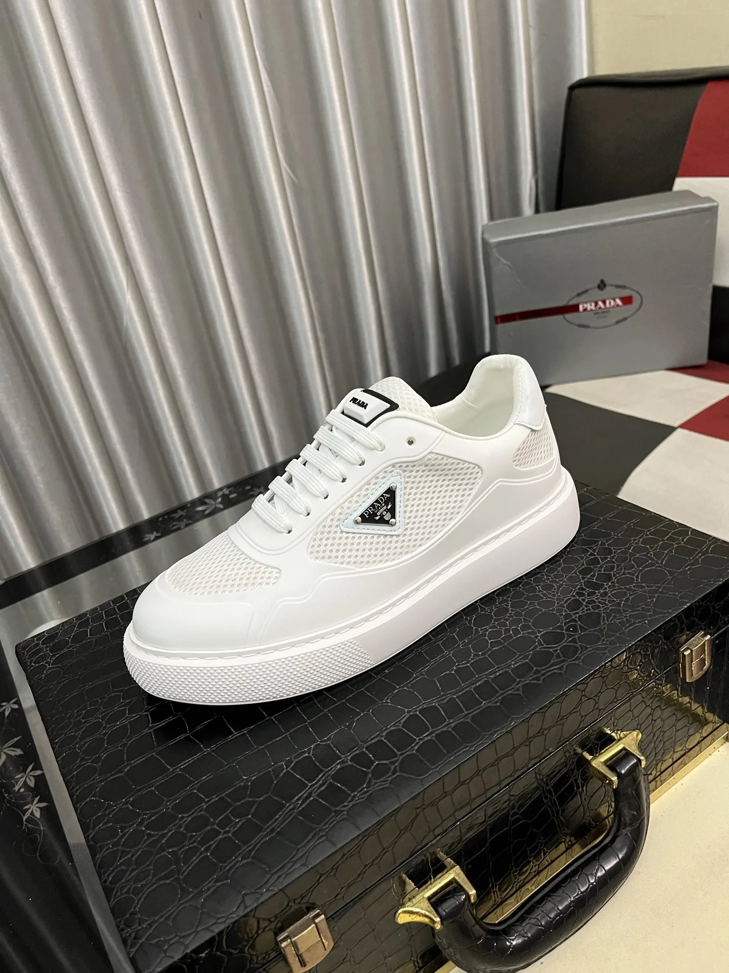 Luxuriöse Prada-Turnschuhe, hochwertig, handgefertigt, aus einem Stück Obermaterial