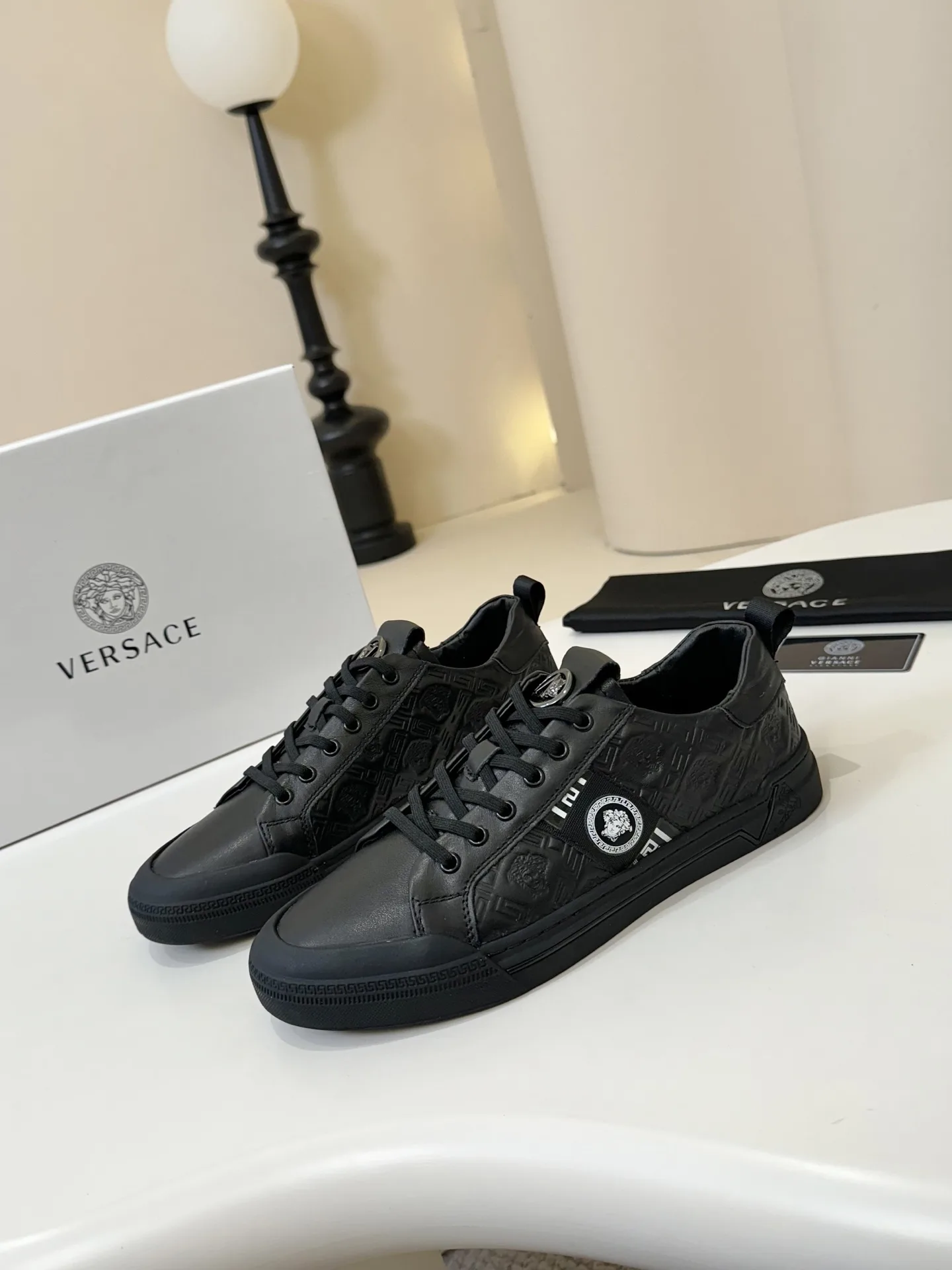 Hochwertige Versace Lederschuhe exklusiver Gurtband komfortabler Professionell Hersteller