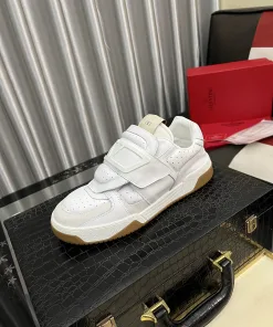 Luxuriöse Valentino-Turnschuhe mit charakteristischem Nietenabsatz verleihen einen Schuh