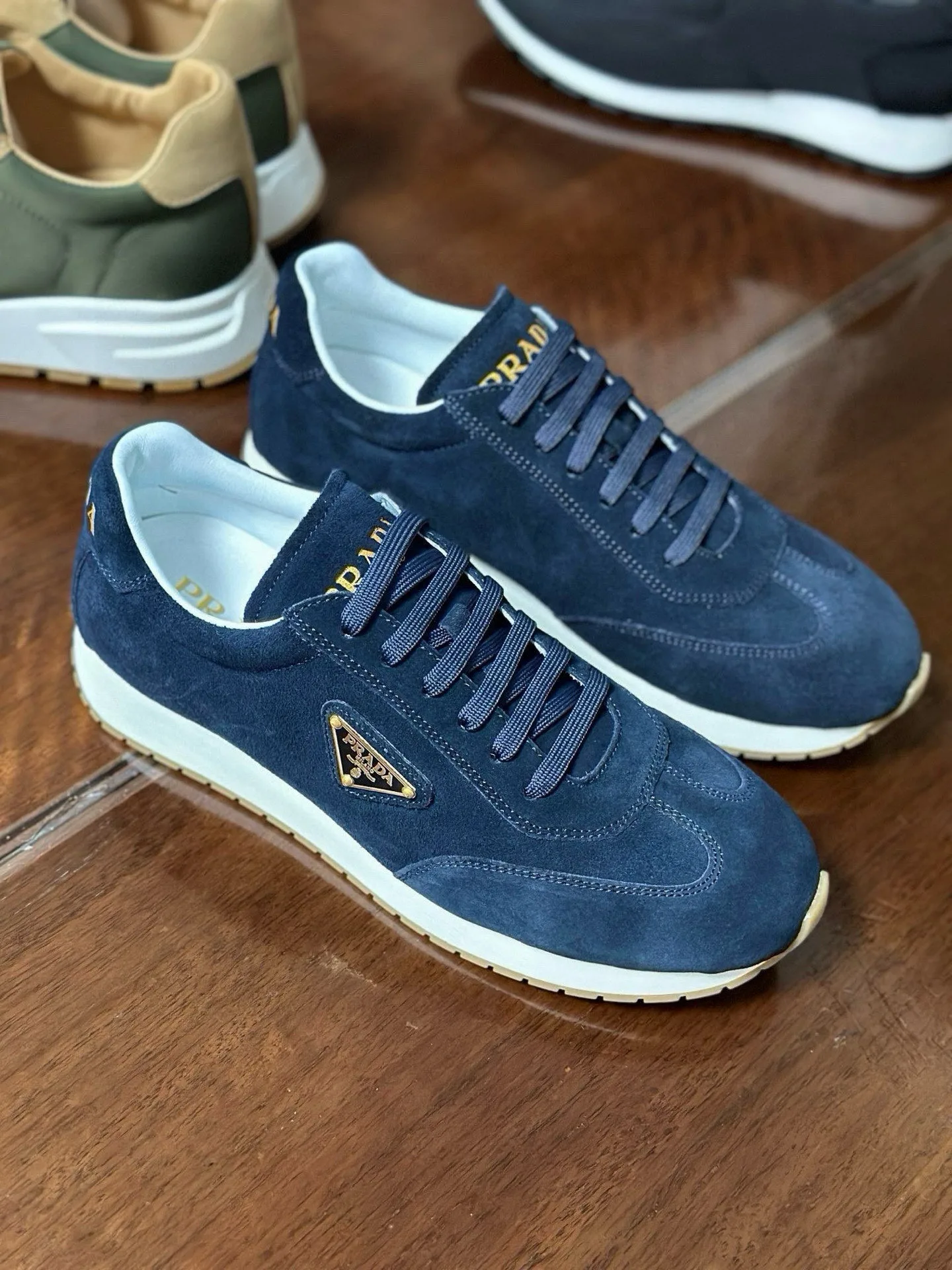 Premium Prada Turnschuhe Prada Diese lässigen vielseitigen Sneaker