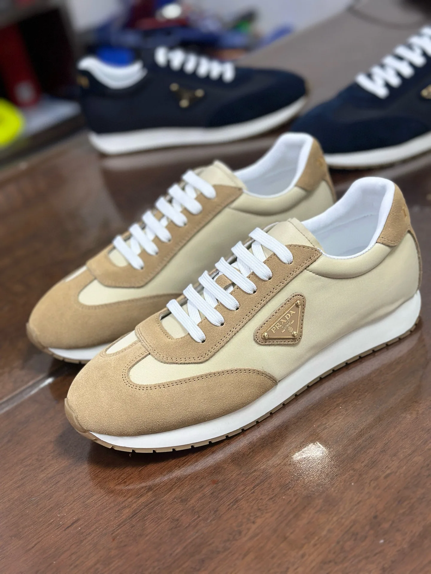 Luxus Prada Turnschuhe Originalpreis Prada Diese lässigen vielseitigen