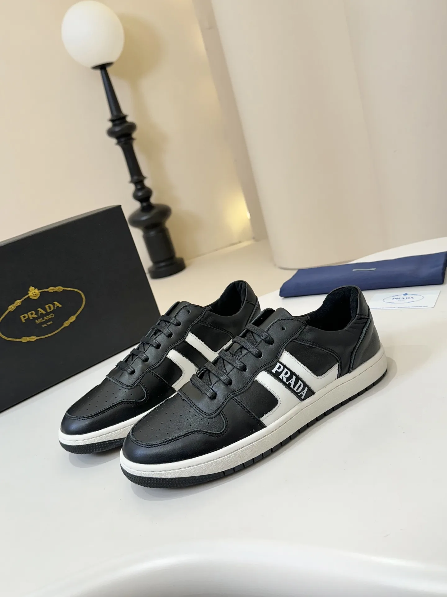 Hochwertige Prada-Lederschuhe mit klassischem Gefertigt importiertem Schweinslederfutter und Gummisohle