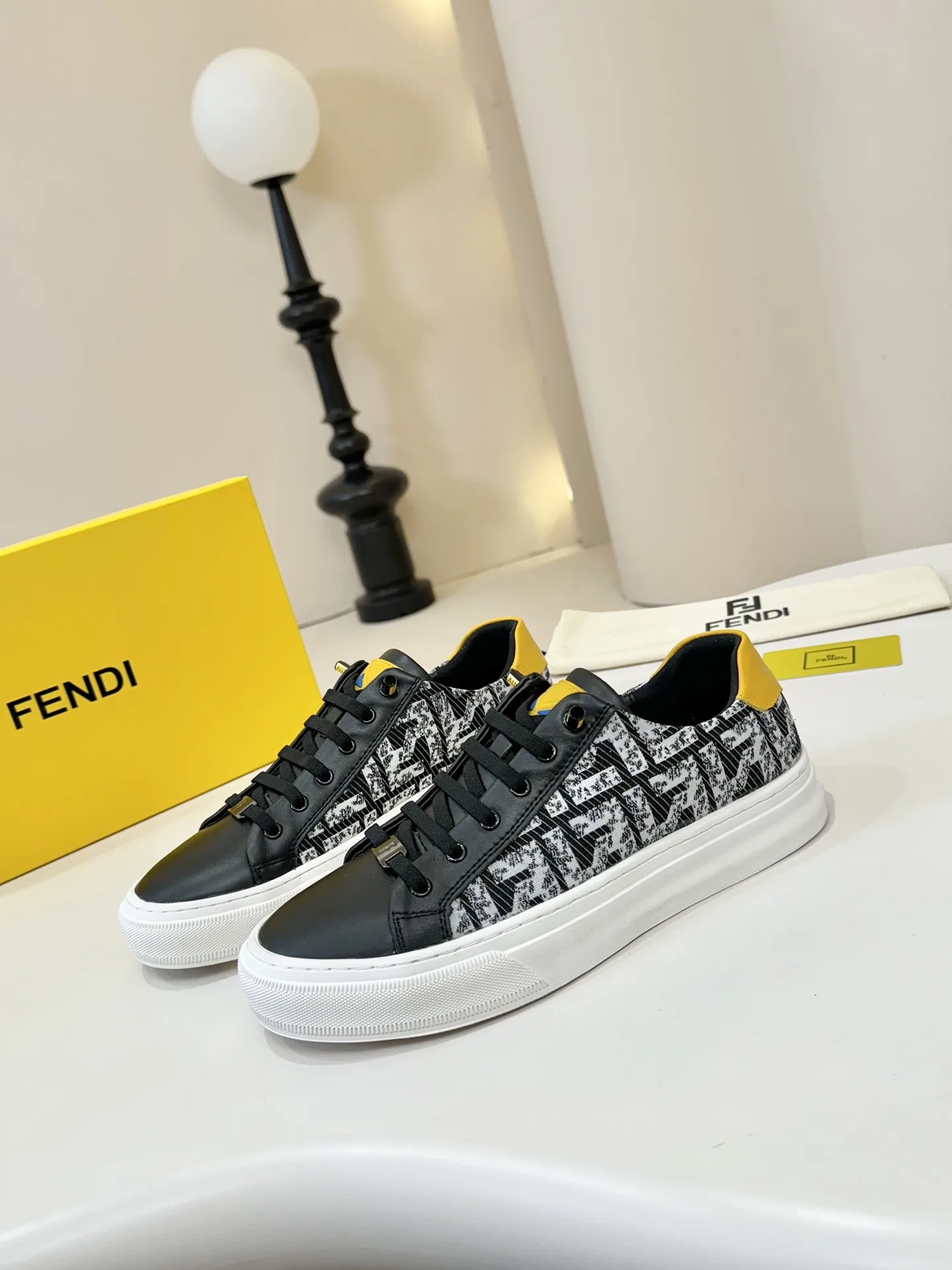 Premium Fendi Lederschuhe Klassische Probieren unbedingt offiziellen Store