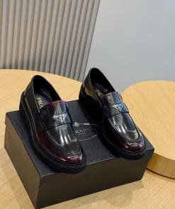High Quality Prada DerbySchuhe Loafer Prada Leder dreieckiges Metalllogo Diese
