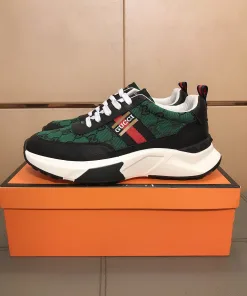 Luxuriöse Gucci Sport- und Freizeitschuhe aus importiertem Rindsleder mit markenbedrucktem atmungsaktivem